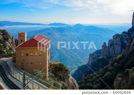 蒙特塞拉特的岩層和雲海，索道車站 60092694