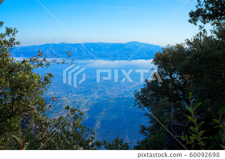 蒙特塞拉特岩石和雲海 蒙特塞拉特岩石和雲海 60092698