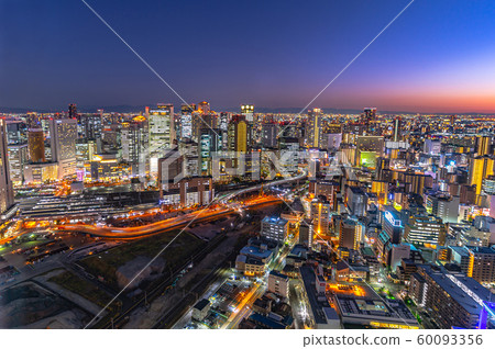 大阪的夜景,從梅田藍天大廈空中花園展望台眺望 大阪的夜景,從梅田藍天大廈空中花園展望台眺望 60093356