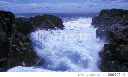 Rough Hachijojima sea 60094344