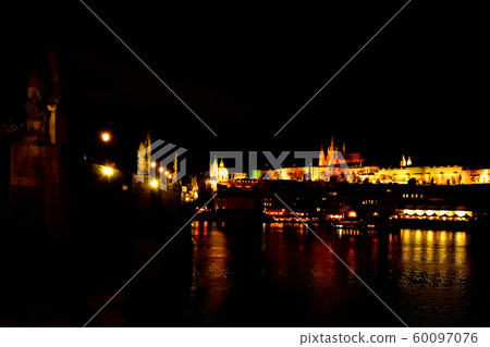 布拉格城堡和查理大橋夜視圖 60097076