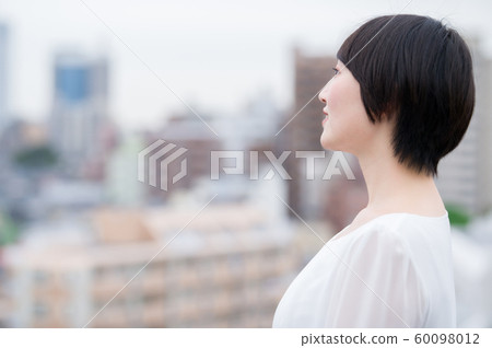 年輕女子肖像郊區 年輕女子肖像郊區 60098012
