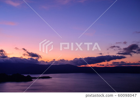 十和田湖在暮色中 60098047