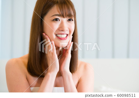 年輕女子美容護膚按摩 60098511