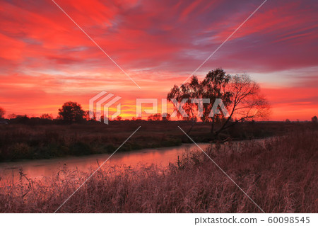 Beautiful sunset over the river in the spring countryside 60098545