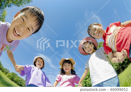 孩子們在公園裡玩 60099052