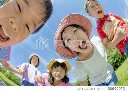 孩子們在公園裡玩 孩子們在公園裡玩 60099053