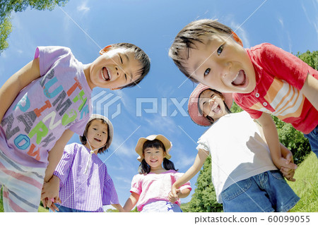 孩子們在公園裡玩 孩子們在公園裡玩 60099055