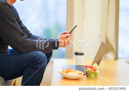 商人在咖啡館吃早餐 60101460