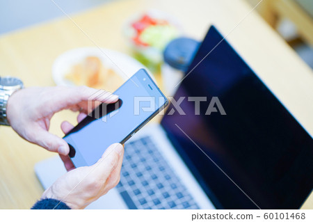 商人在咖啡館吃早餐 60101468