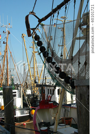 winter time in the harbor of greetisel 60101721