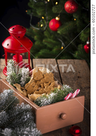 Christmas gingerbread cookies in wooden box Christmas gingerbread cookies in wooden box 60102727