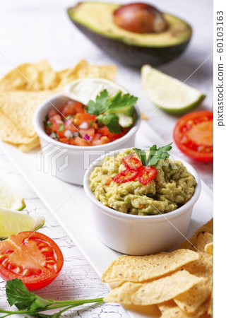Guacamole, tomato sauce salsa and chips nachos 60103163