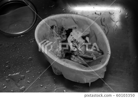 丟棄在三角形角落的垃圾（單色） 60103350