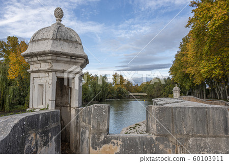 Walls of the Aranjuez Gardens on the Tagus River. 60103911