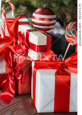 Decorated Christmas tree 60105174