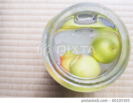 Plum wine 60105305