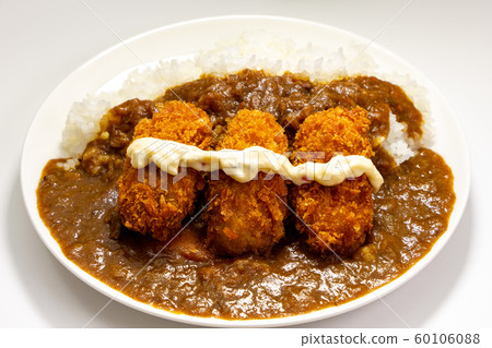 牡蠣蠅咖哩(牡蠣飛行頂級牛肉咖哩飯)。 (白板/白色背景) 牡蠣蠅咖哩(牡蠣飛行頂級牛肉咖哩飯)。 (白板/白色背景) 60106088