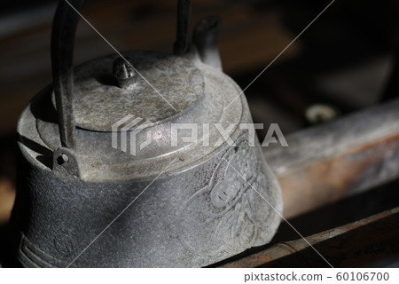Old iron bottle 60106700