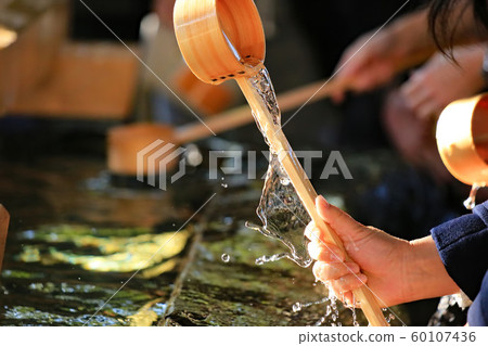 在Temizuya清洗的崇拜者 60107436