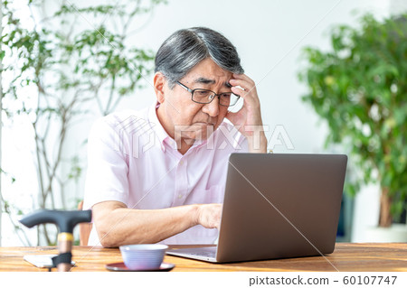Senior man business executive Senior man business executive 60107747