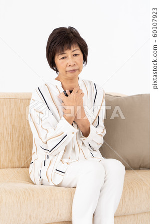 Senior woman smartphone anxiety 60107923