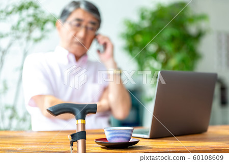 Senior man business executive Senior man business executive 60108609