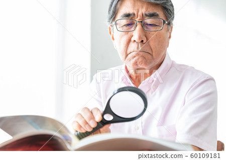 老人用放大鏡閱讀 老人用放大鏡閱讀 60109181