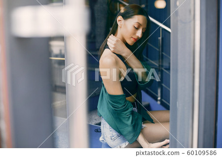 Fashion girl standing in a summer cafe 60109586