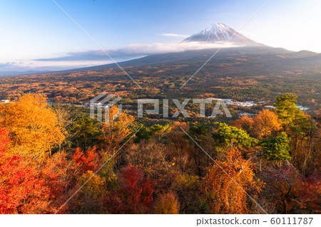 《山梨縣》秋天的富士山和光代台 《山梨縣》秋天的富士山和光代台 60111787