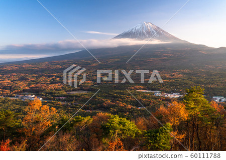 《山梨縣》秋天的富士山和光代台 60111788