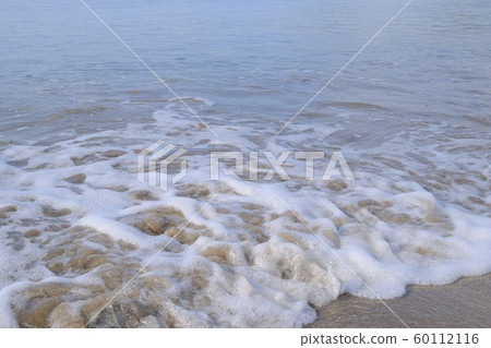 Wave bubbles hitting the beach Wave bubbles hitting the beach 60112116
