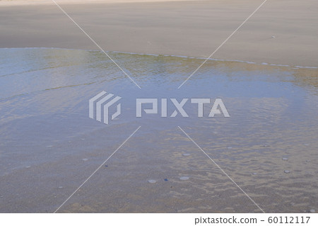 Scenery of a sandy beach where quiet waves sway Scenery of a sandy beach where quiet waves sway 60112117