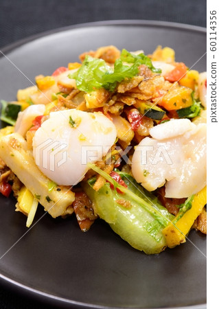 Delicious root vegetable roast salad 60114356