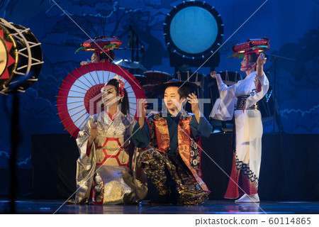 Traditional Japanese performance. Couple in 60114865