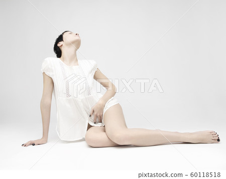 Elegant sitting lady Elegant sitting lady 60118518
