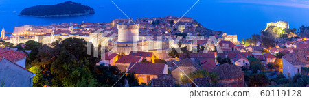 Panoramic aerial view of Dubrovnik at sunset. 60119128