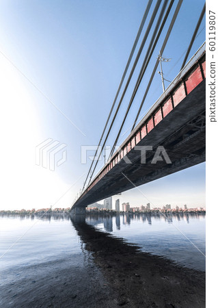 A road bridge connecting the right and left banks of the big city, Kyiv 60119807