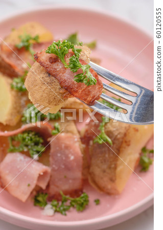 Bacon and potato stir-fry 60120555