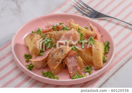 Bacon and potato stir-fry 60120556