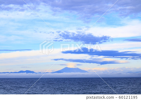 Cape and Fuji 60121195