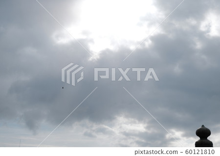 陽光照耀在多雲的天空中的風景 60121810