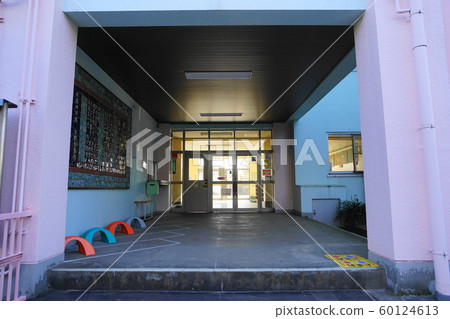 Edogawa City Kami-Ishiki Elementary School / Closed 06 Entrance Edogawa City Kami-Ishiki Elementary School / Closed 06 Entrance 60124613