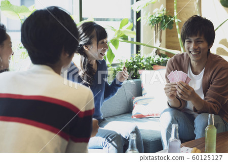 青年參加派對 60125127