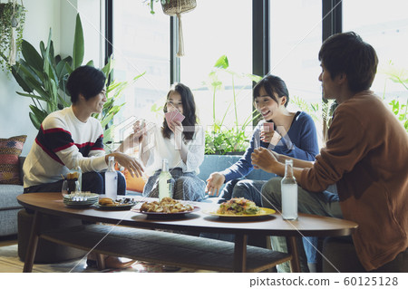 青年參加派對 60125128