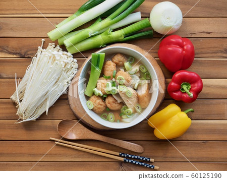 亞洲食品魚餅湯和蔬菜,關東煮湯 亞洲食品魚餅湯和蔬菜,關東煮湯 60125190
