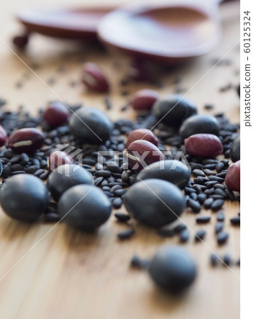 Red beans, black beans, black sesame 60125324