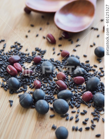 Red beans, black beans, black sesame 60125327