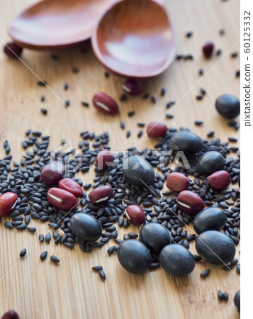 Red beans, black beans, black sesame 60125332