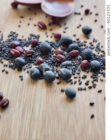 Red beans, black beans, black sesame 60125335
